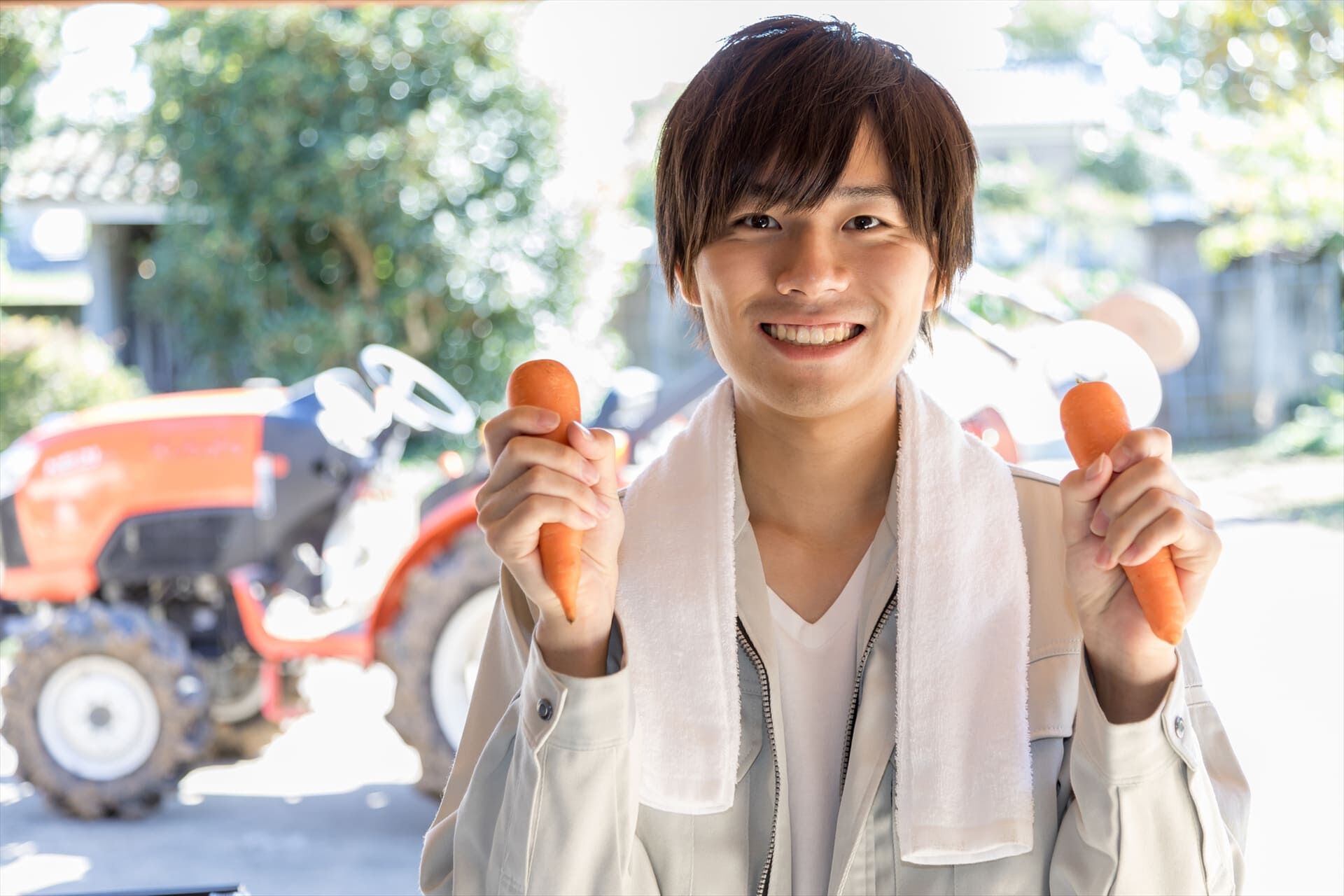ニンジンをもつ男性